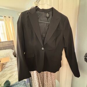 Tailored Black Suit Jacket with Classic Lapel